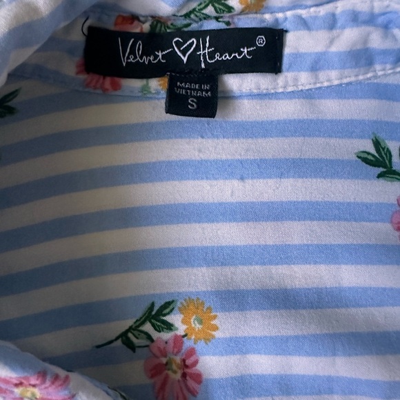 Velvet Heart Blue and White Floral Shirt - Picture 2 of 4
